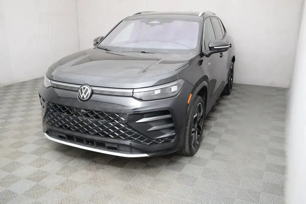 2025 Volkswagen Tiguan 2.0T SEL R-Line 4Motion's photo