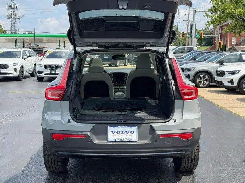 2026 Volvo XC40 B5 Plus Dark AWD photo 5