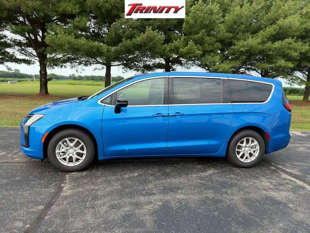 2027 Chrysler Pacifica Select's photo