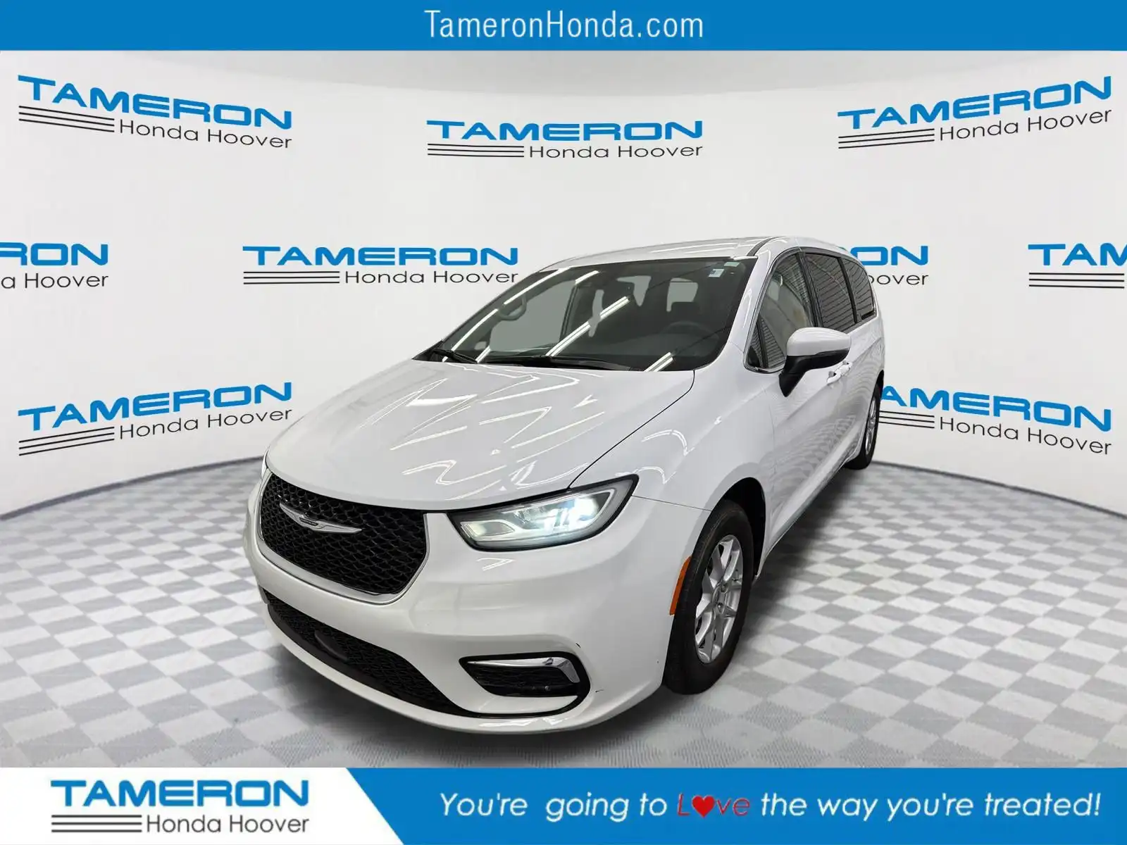2023 Chrysler Pacifica Touring L's photo