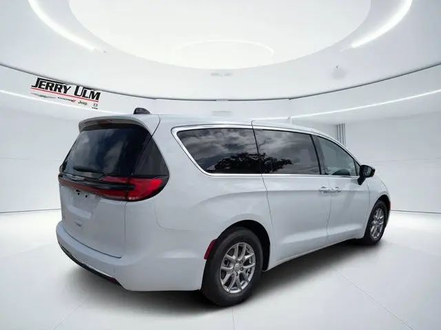 2026 Chrysler Pacifica Select photo 3