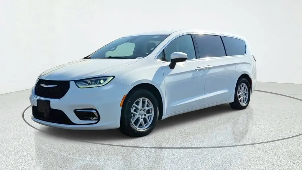 2023 Chrysler Pacifica Touring photo 3
