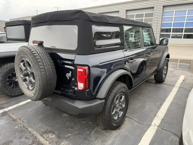 2021 Ford Bronco Base 4x4 photo 3