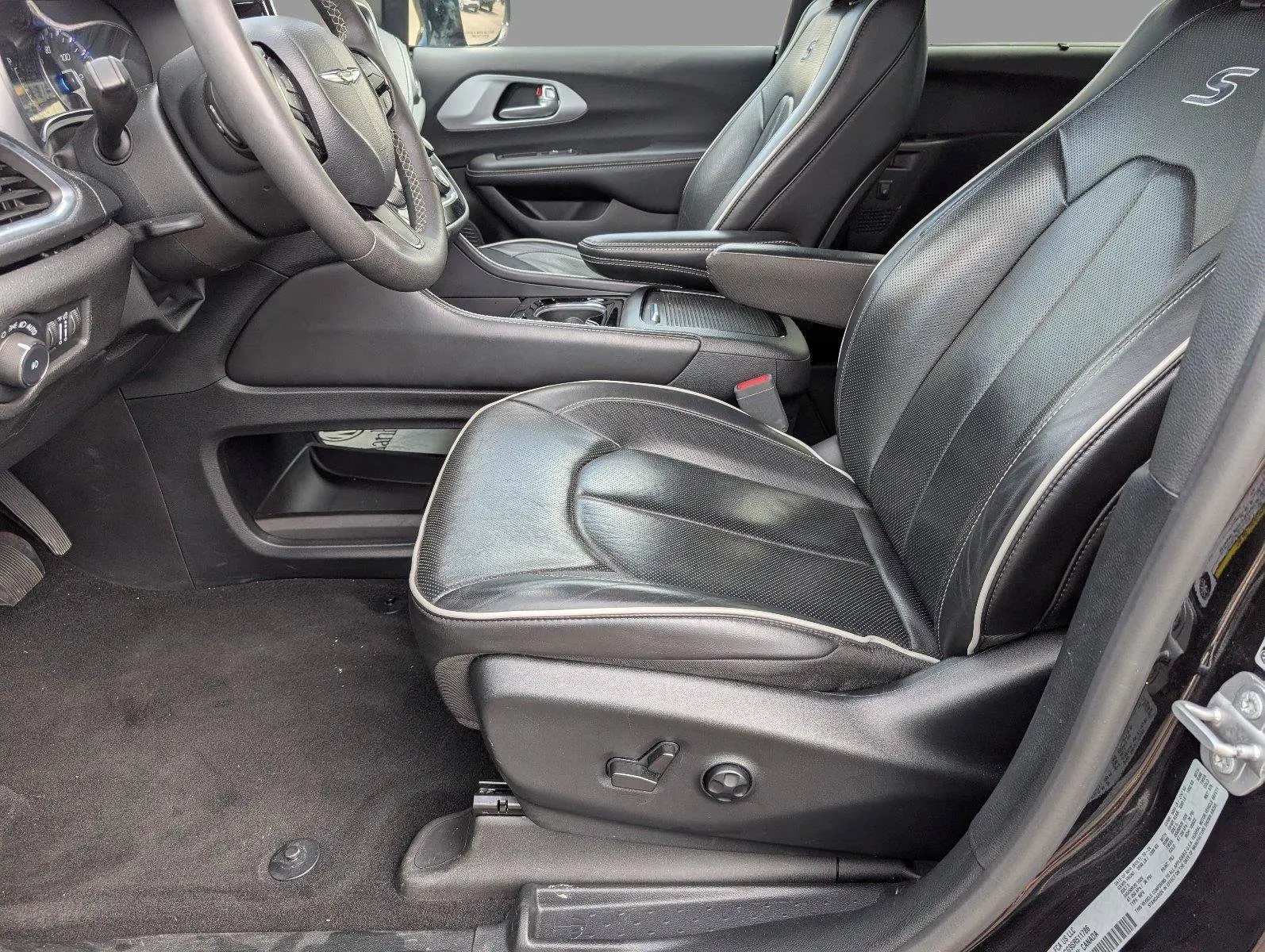 2025 Chrysler Pacifica Limited photo 3