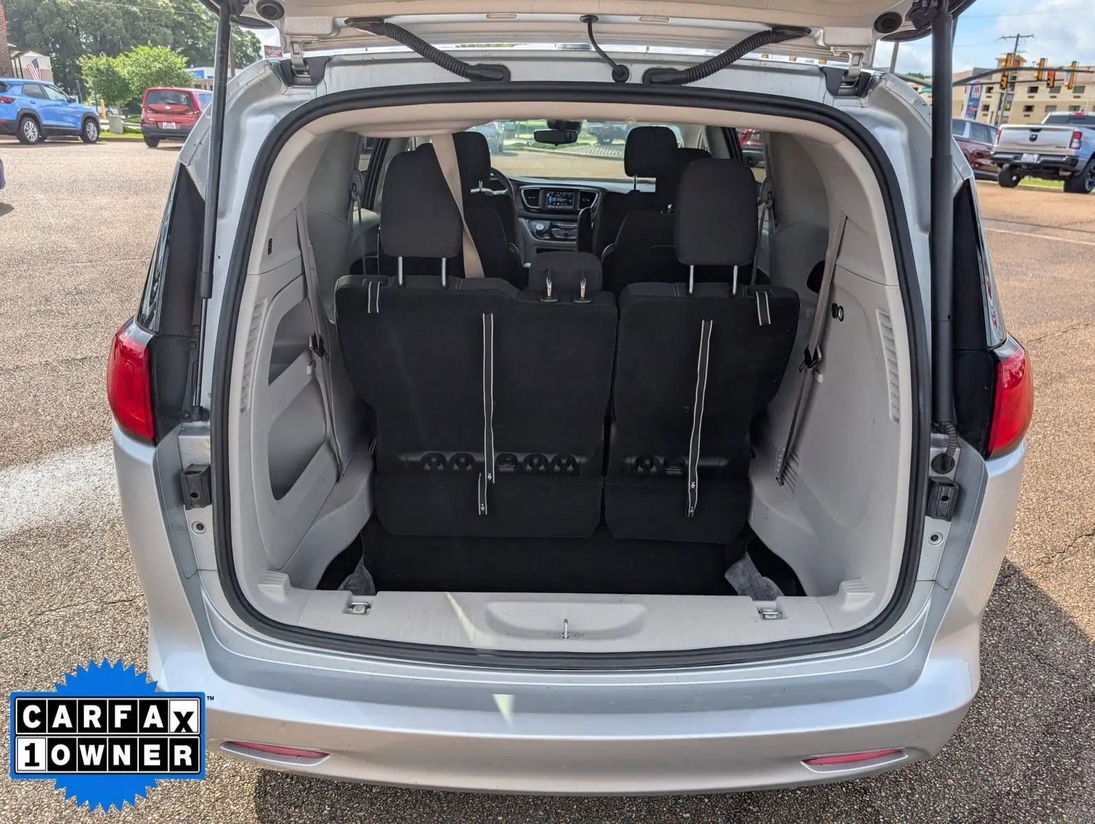 2023 Chrysler Voyager LX photo 5