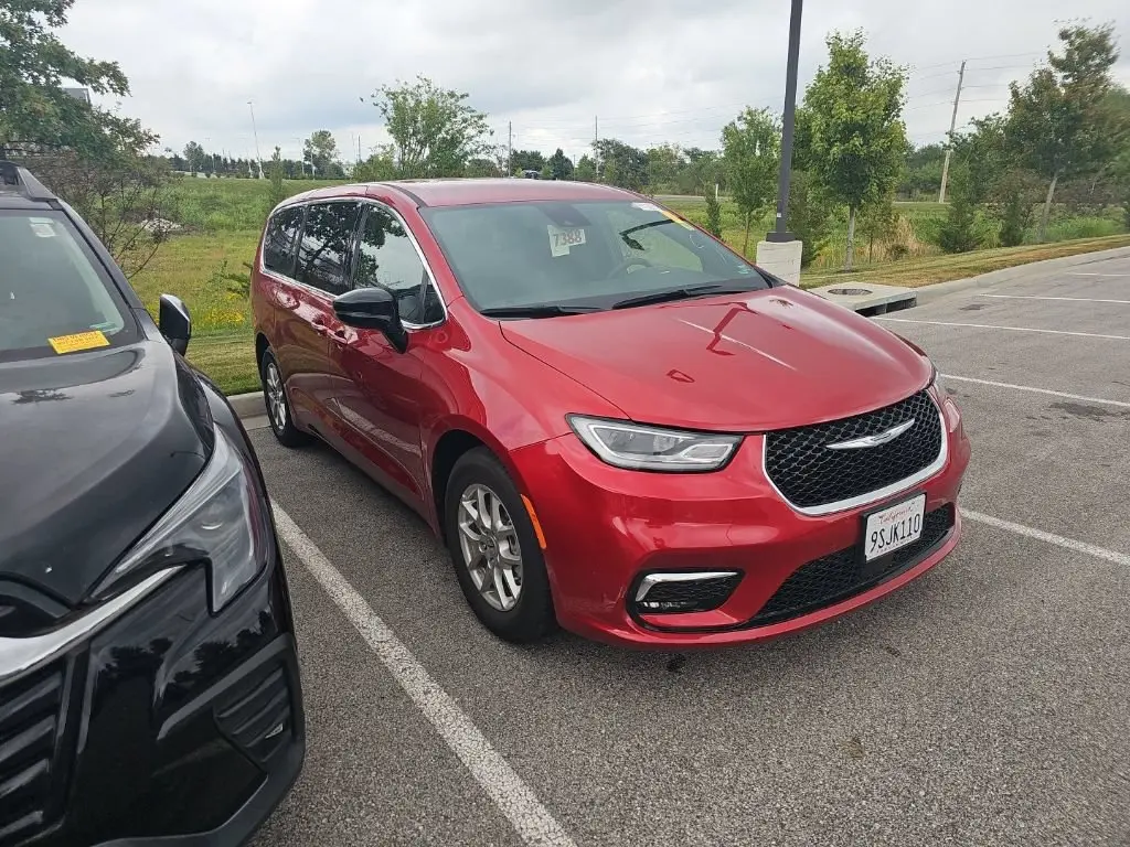 2025 Chrysler Pacifica Select photo 3