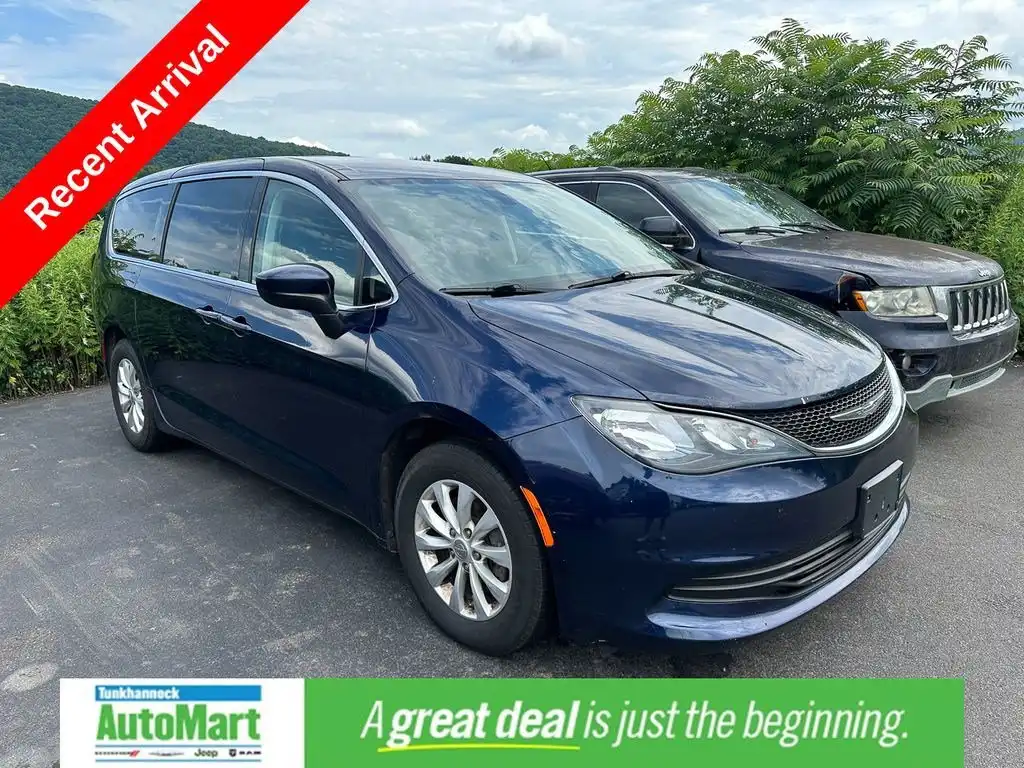2017 Chrysler Pacifica Touring's photo
