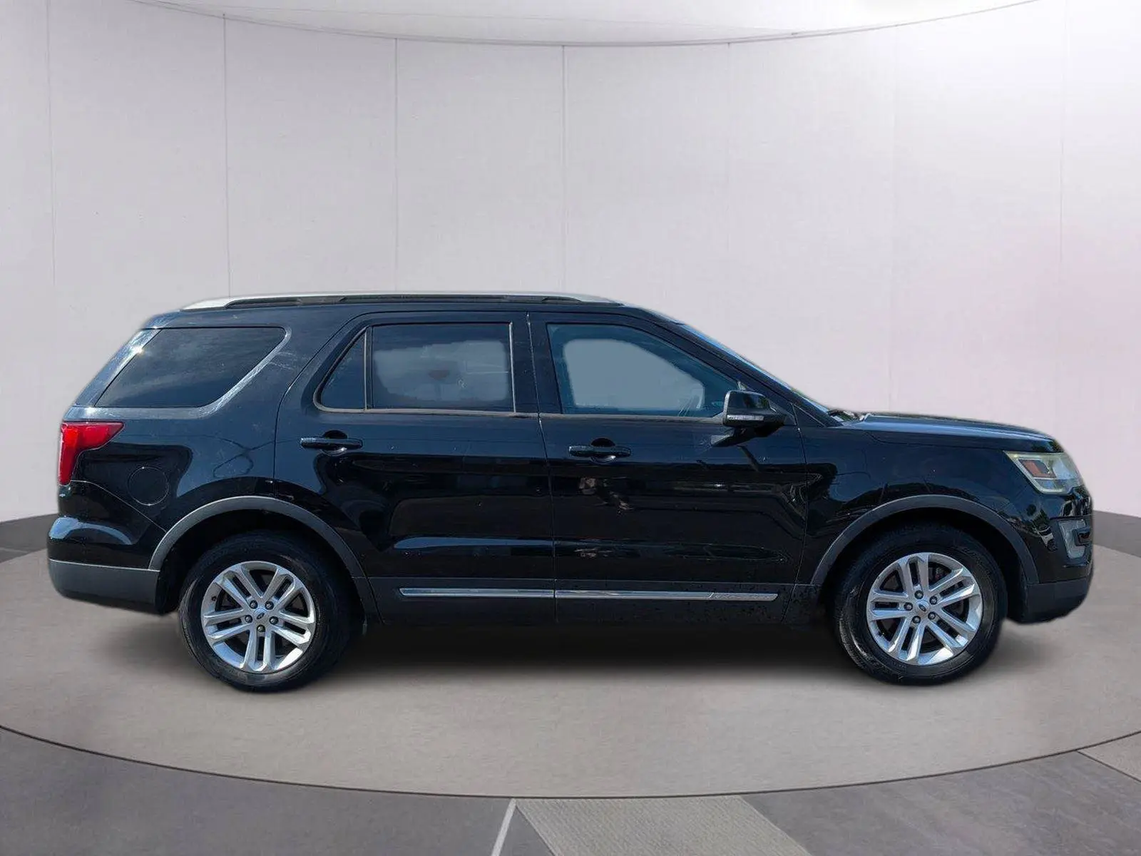 2017 Ford Explorer XLT FWD photo 5
