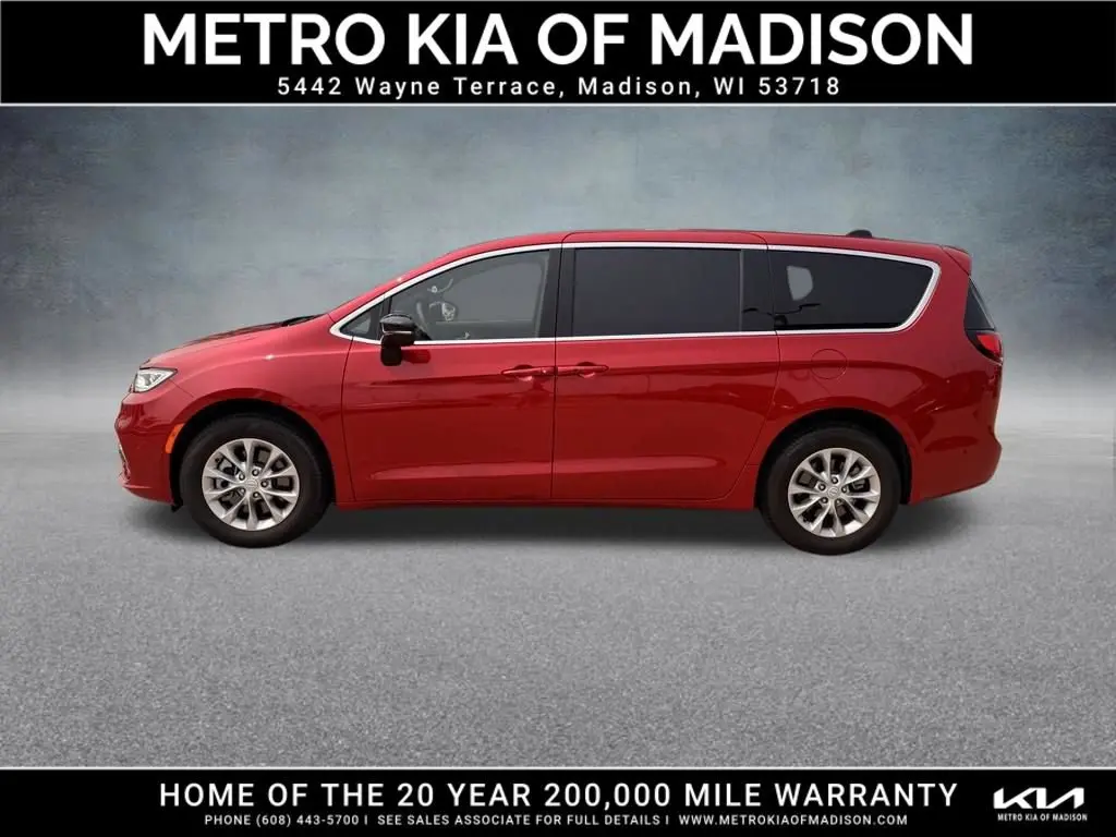 2025 Chrysler Pacifica Select AWD photo 3