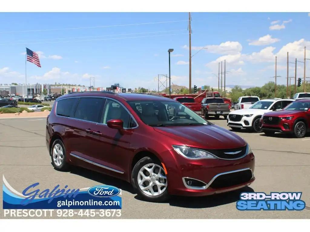 2017 Chrysler Pacifica Touring-L's photo