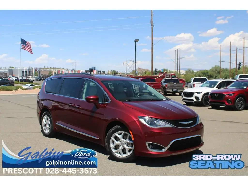 2017 Chrysler Pacifica Touring-L's photo