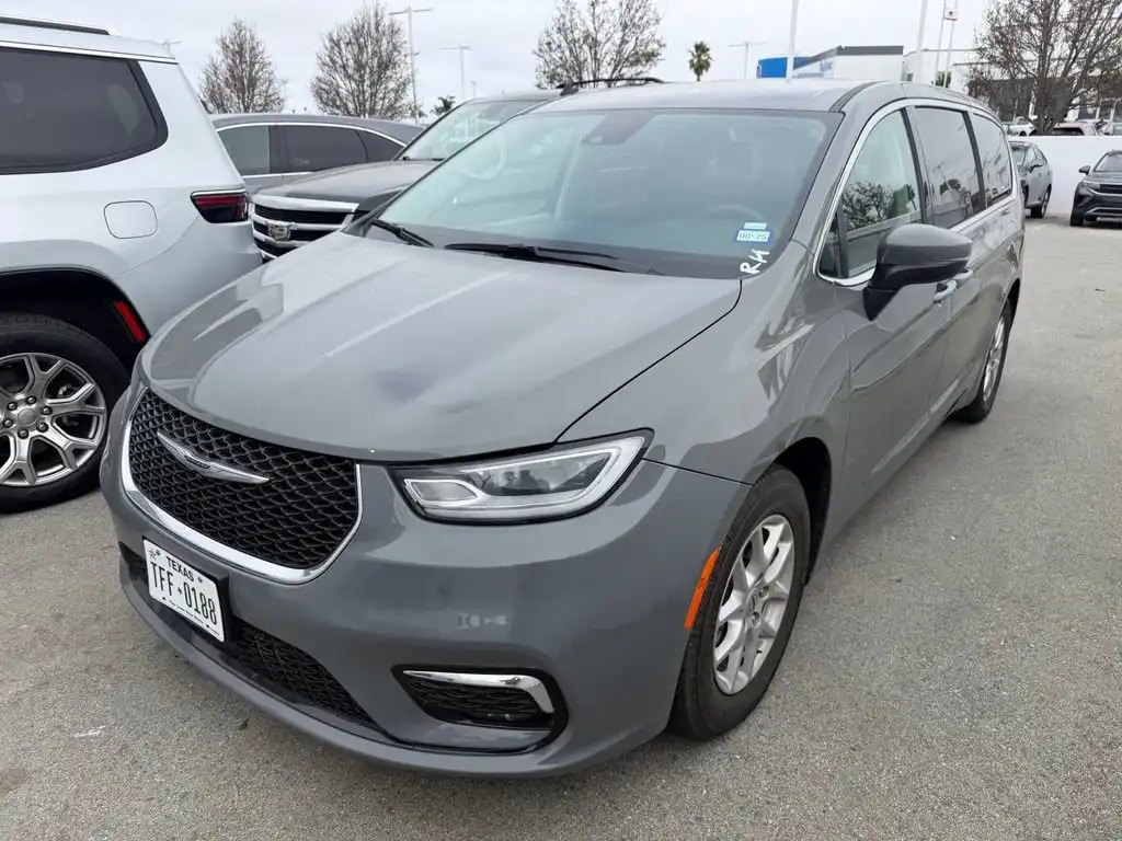 2023 Chrysler Pacifica Touring L's photo