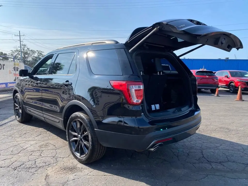 2017 Ford Explorer XLT 4WD photo 4