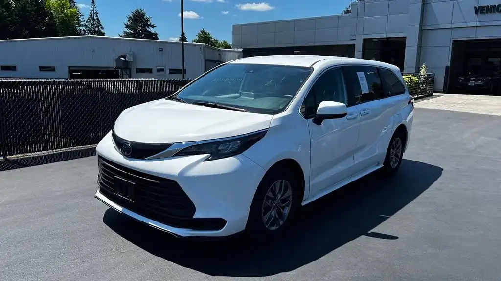 2024 Toyota Sienna LE 8-Passenger Hybrid FWD's photo