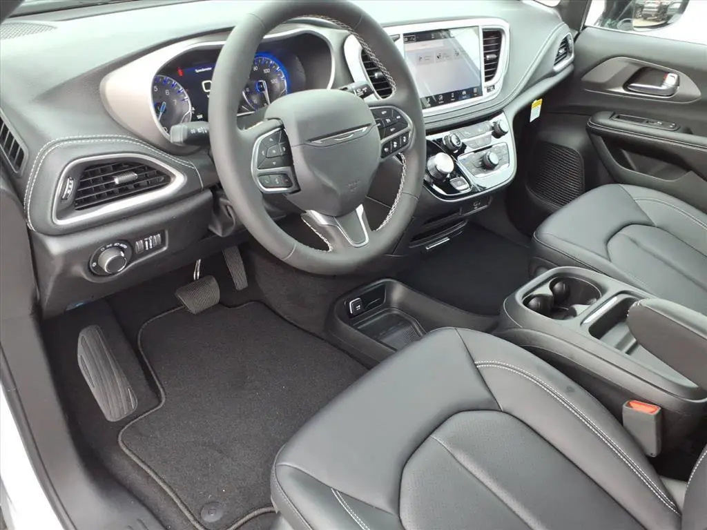 2027 Chrysler Pacifica Select photo 4
