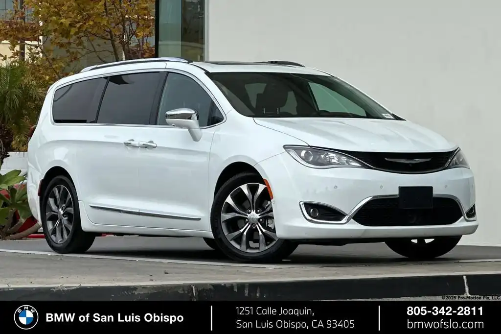 2017 Chrysler Pacifica Limited's photo