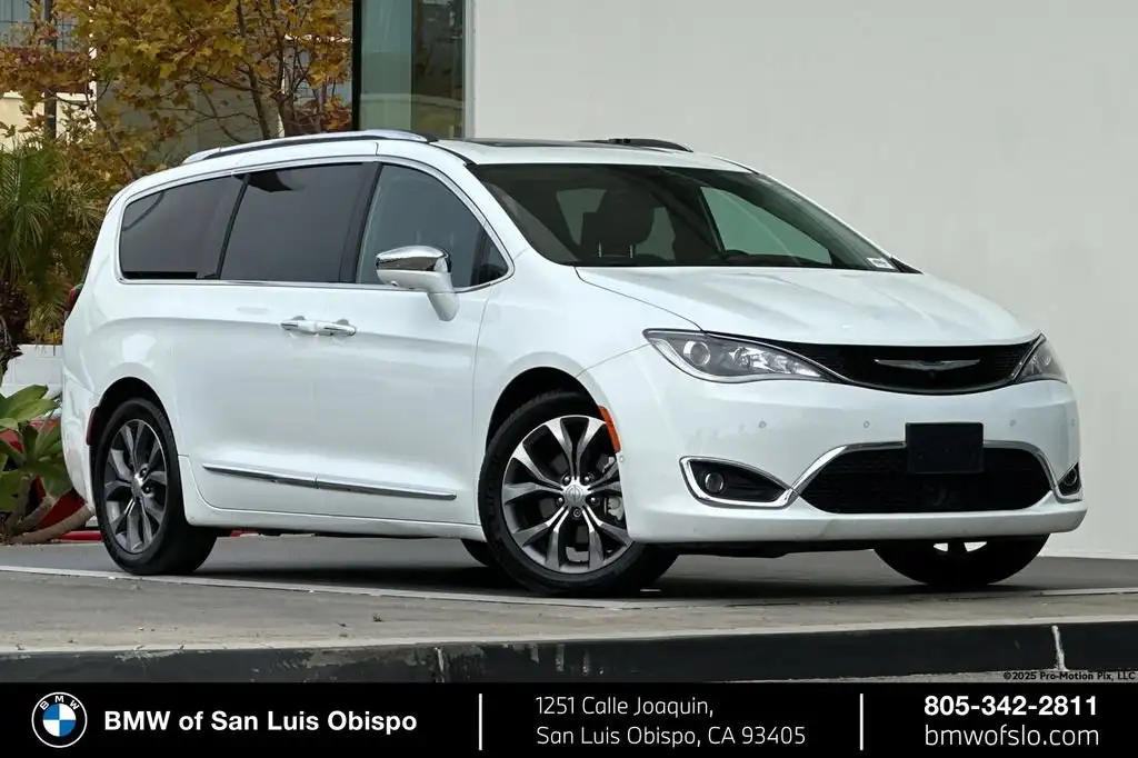 2017 Chrysler Pacifica Limited's photo