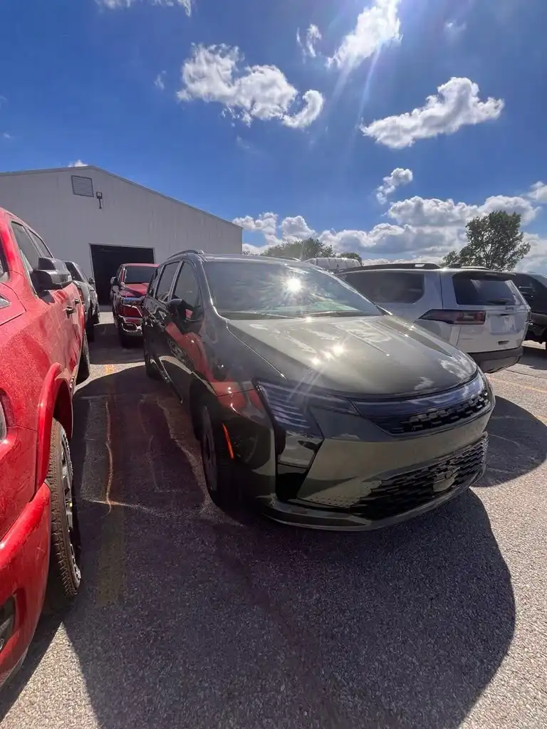 2027 Chrysler Pacifica Limited's photo