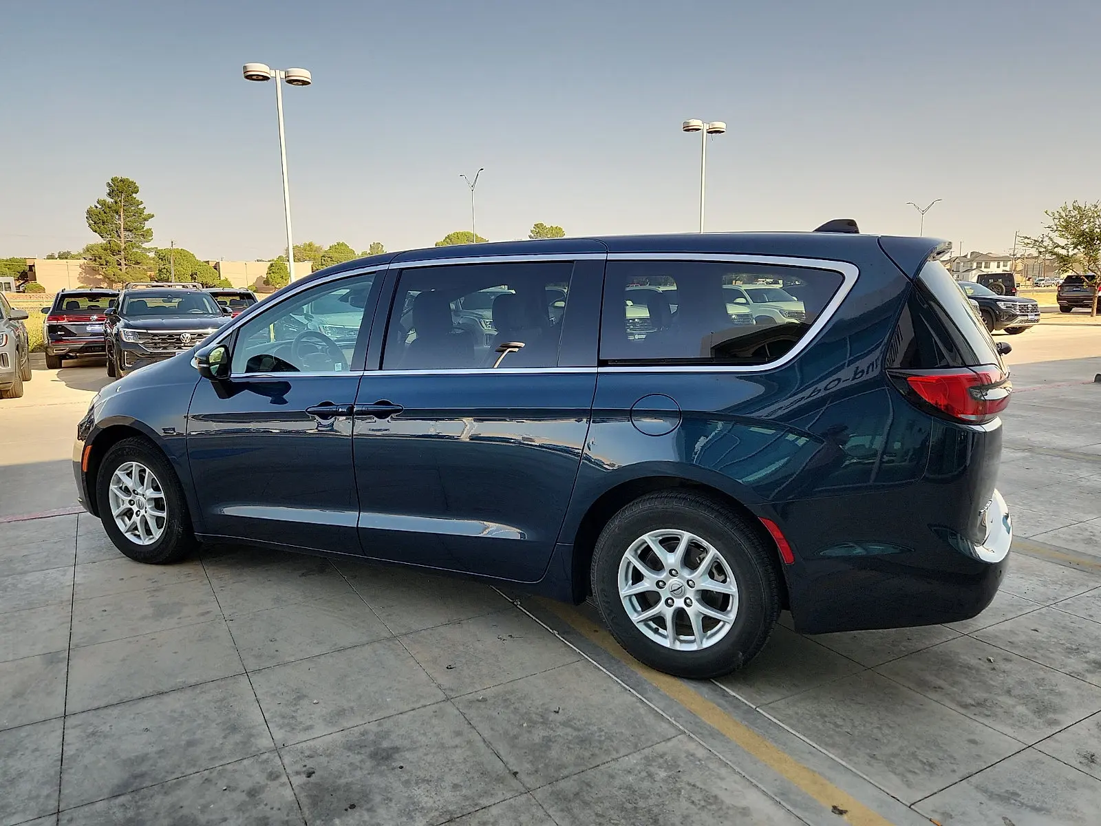2023 Chrysler Pacifica Touring L photo 3