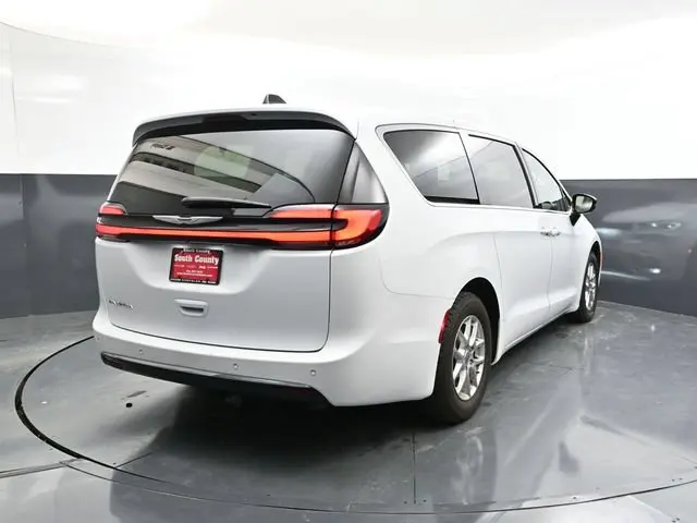 2024 Chrysler Pacifica Touring L photo 4