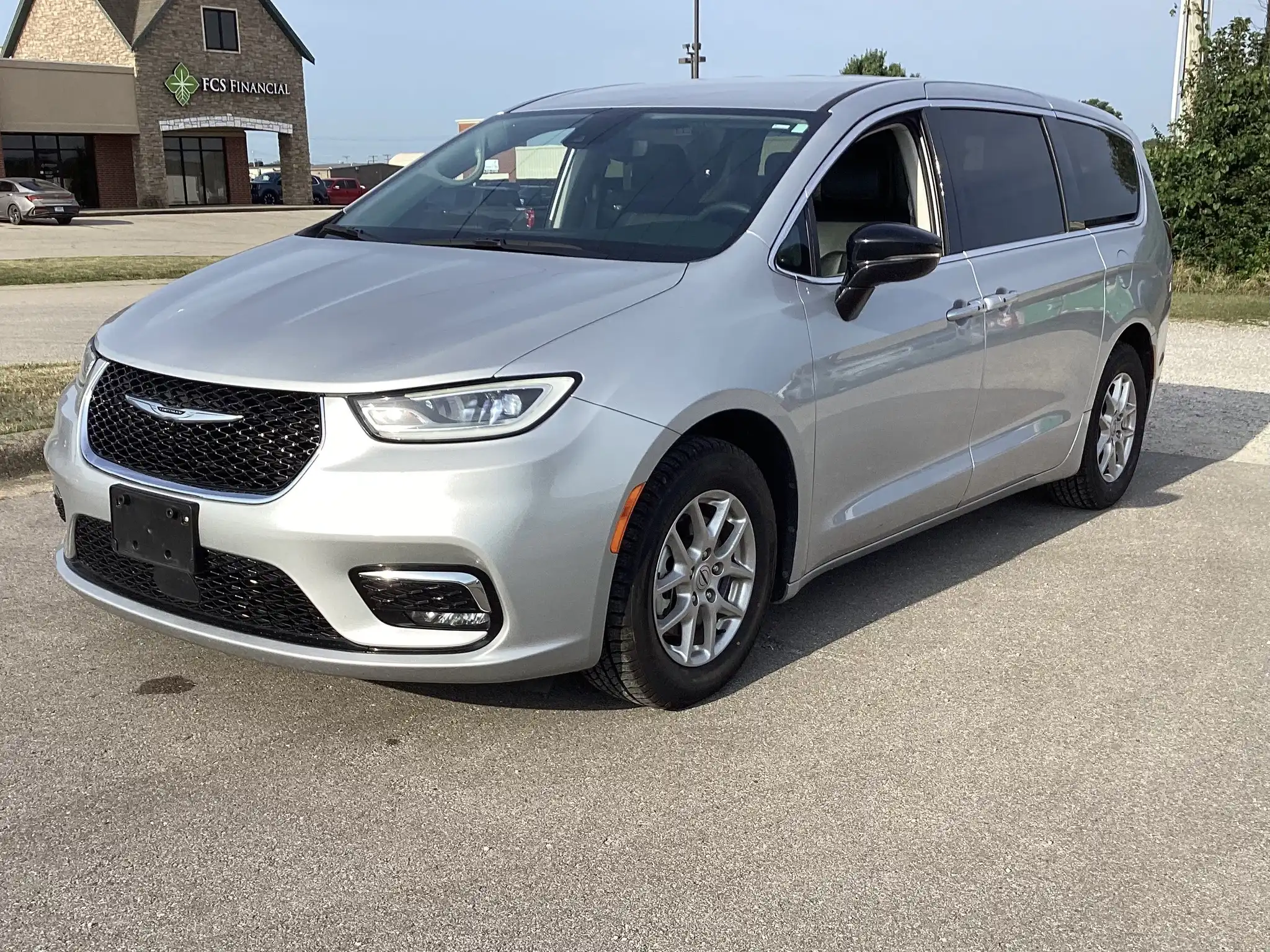 2024 Chrysler Pacifica Touring L's photo