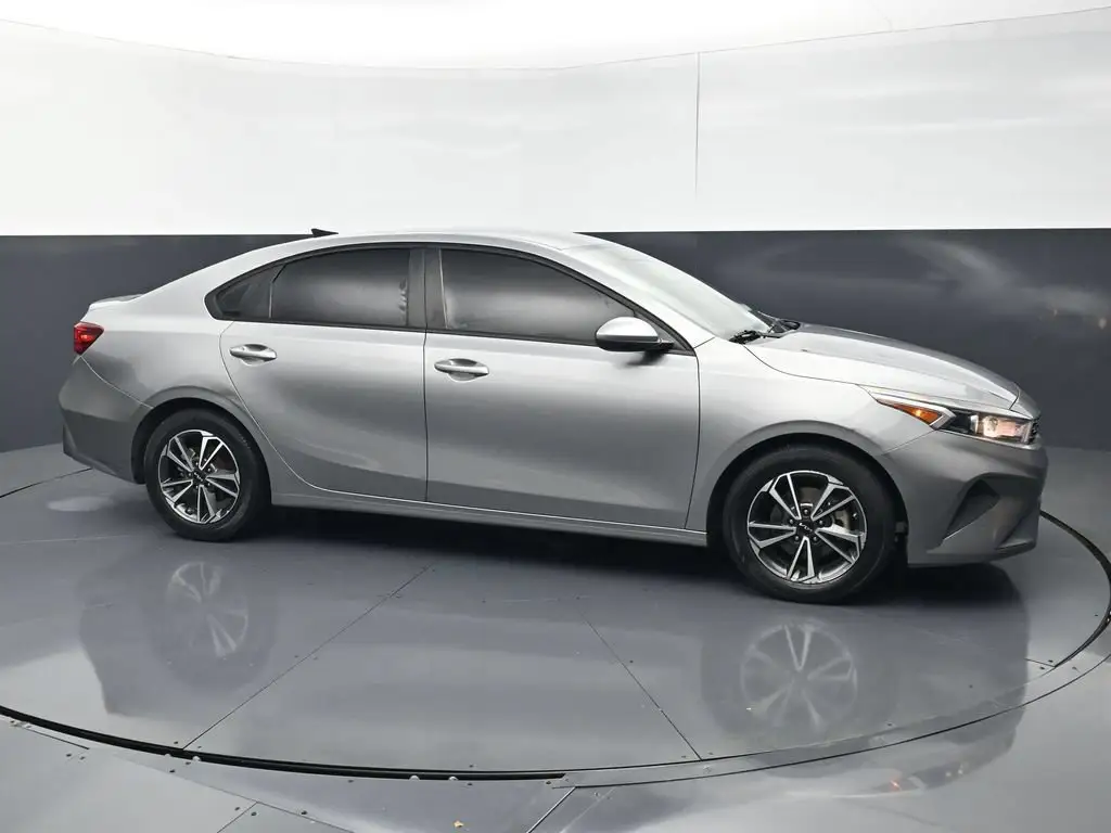 2022 Kia Forte LXS Auto photo 1
