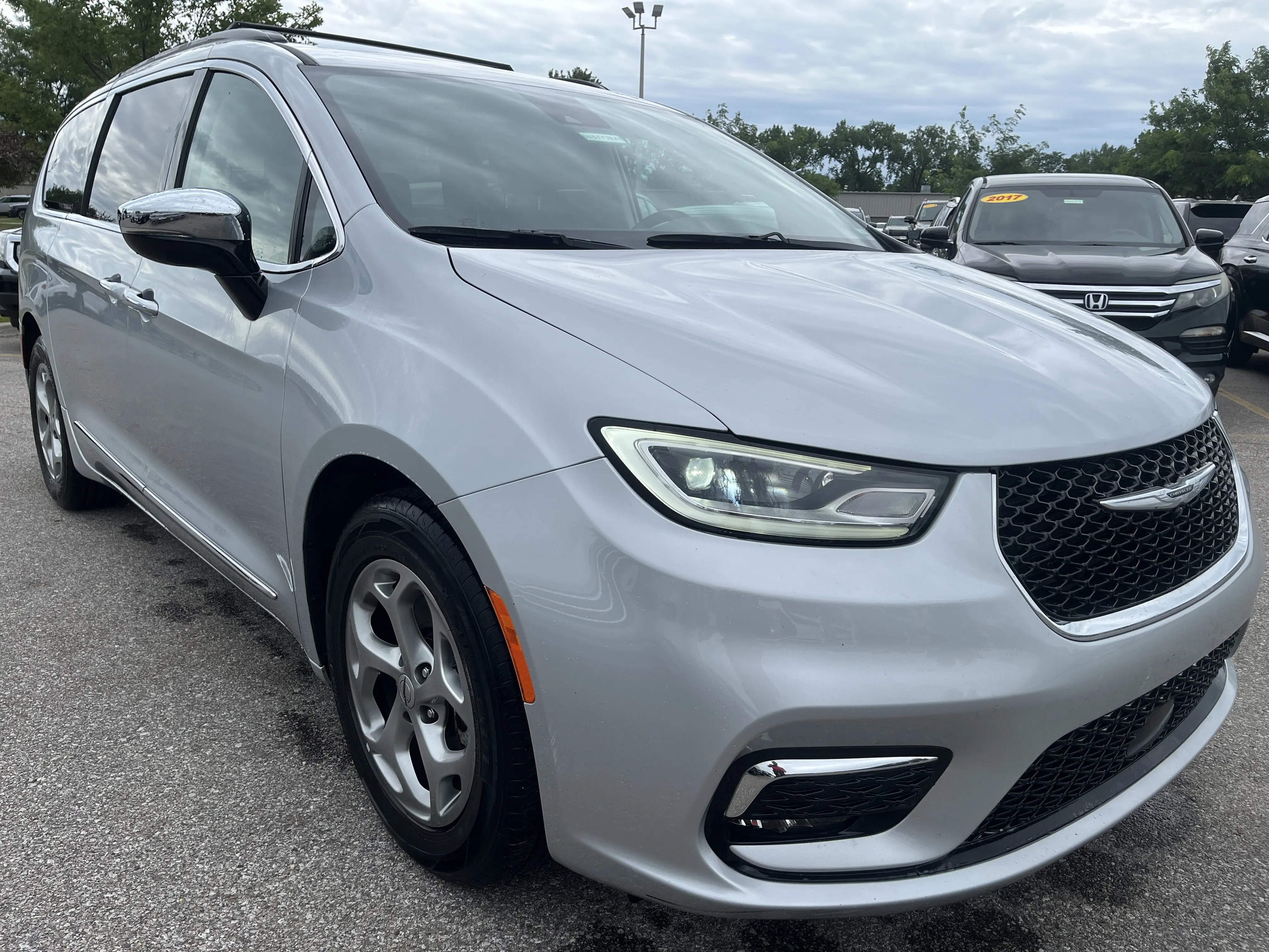 2023 Chrysler Pacifica Limited photo 3