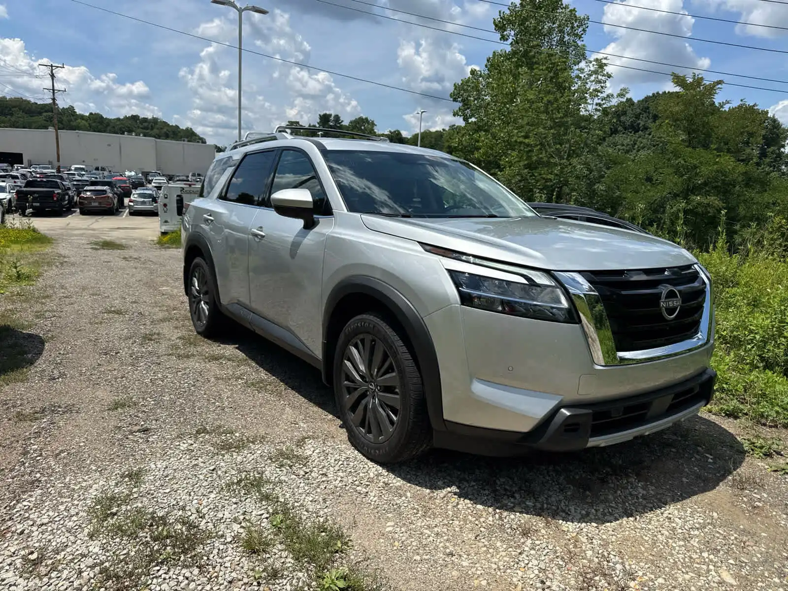 2024 Nissan Pathfinder SL 4WD's photo