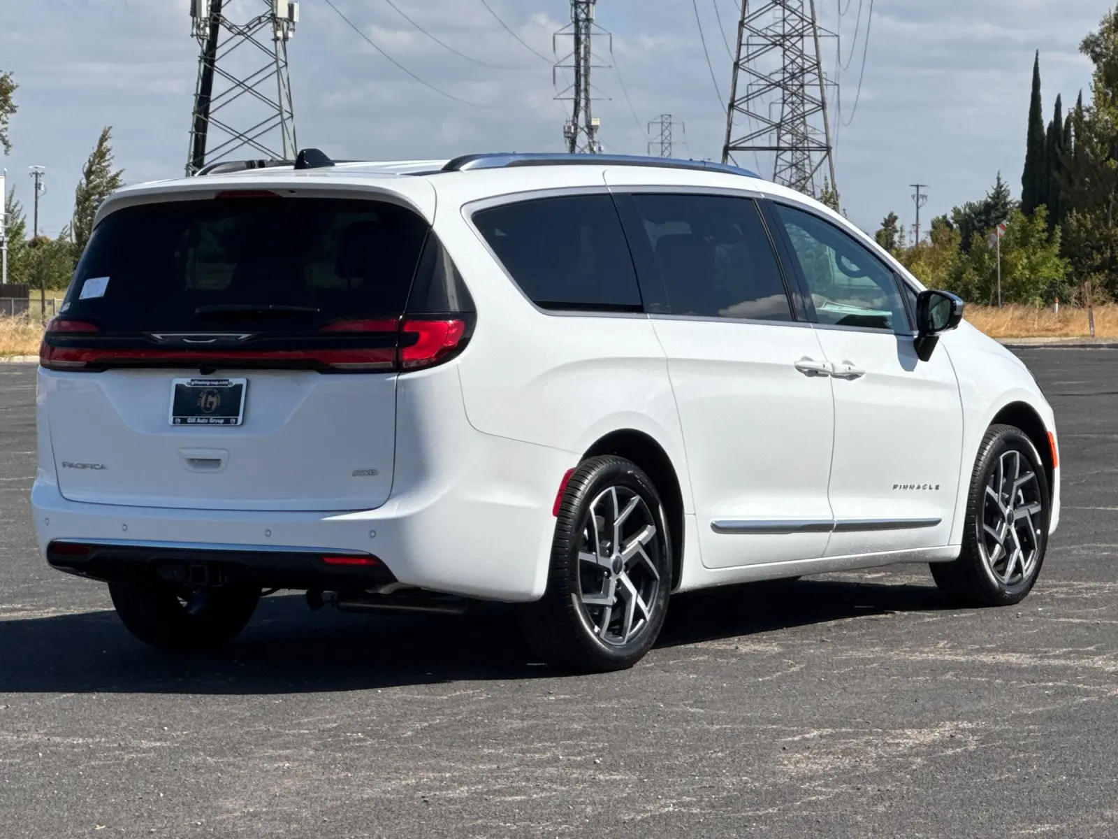 2027 Chrysler Pacifica Pinnacle photo 4