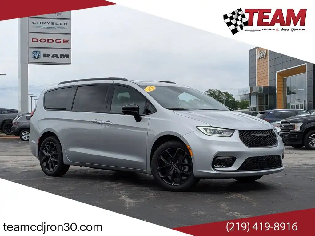 2026 Chrysler Pacifica Select AWD's photo