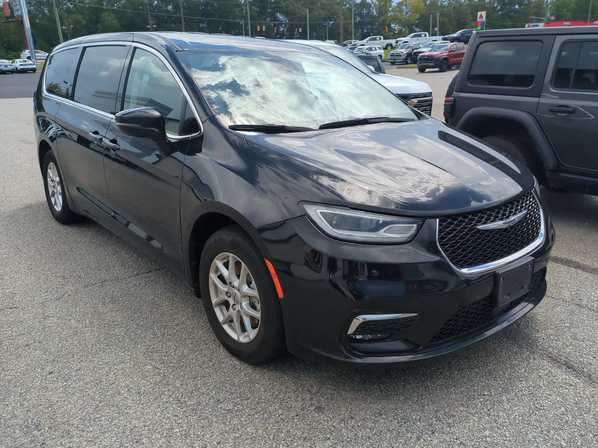 2024 Chrysler Pacifica Touring L's photo