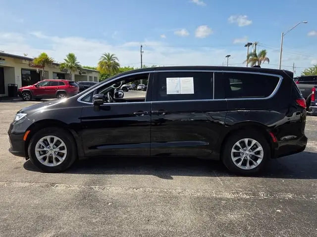 2025 Chrysler Pacifica Select AWD photo 4