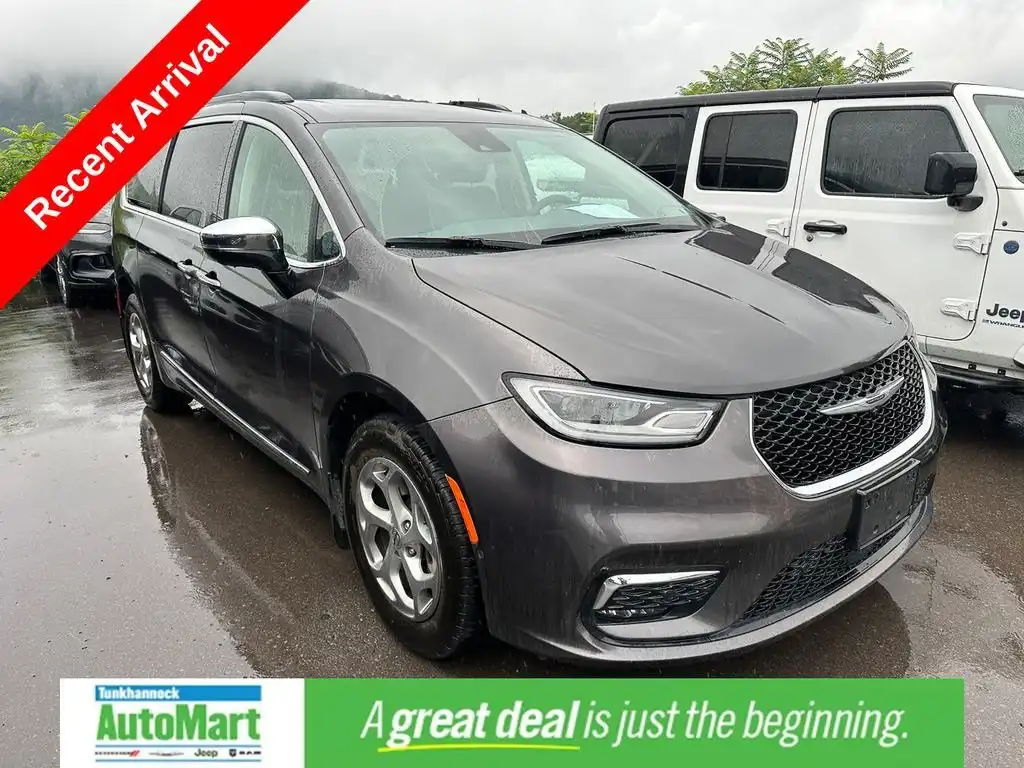 2023 Chrysler Pacifica Limited AWD's photo