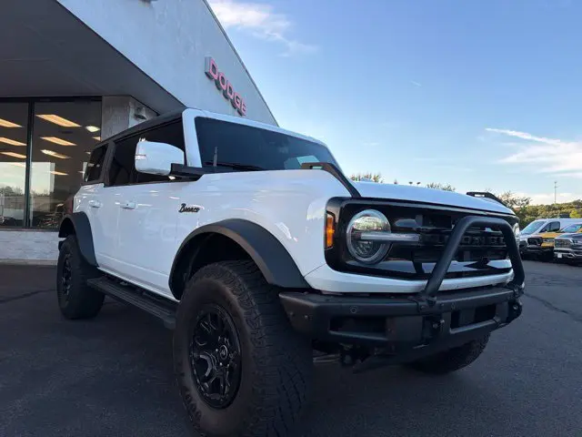 2022 Ford Bronco Outer Banks 4WD Advanced photo 3