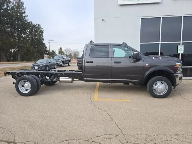 2026 RAM 5500 Big Horn 4WD Crew Cab DRW 197" WB photo 3