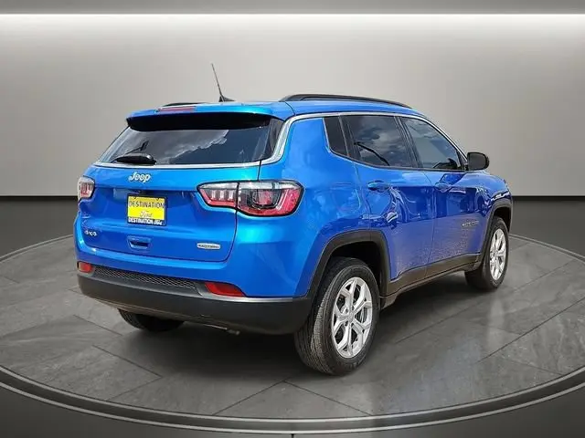 2024 Jeep Compass Latitude 4X4 photo 3