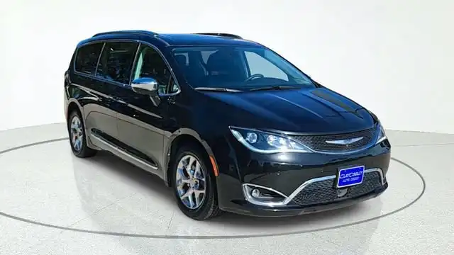 2017 Chrysler Pacifica Limited's photo