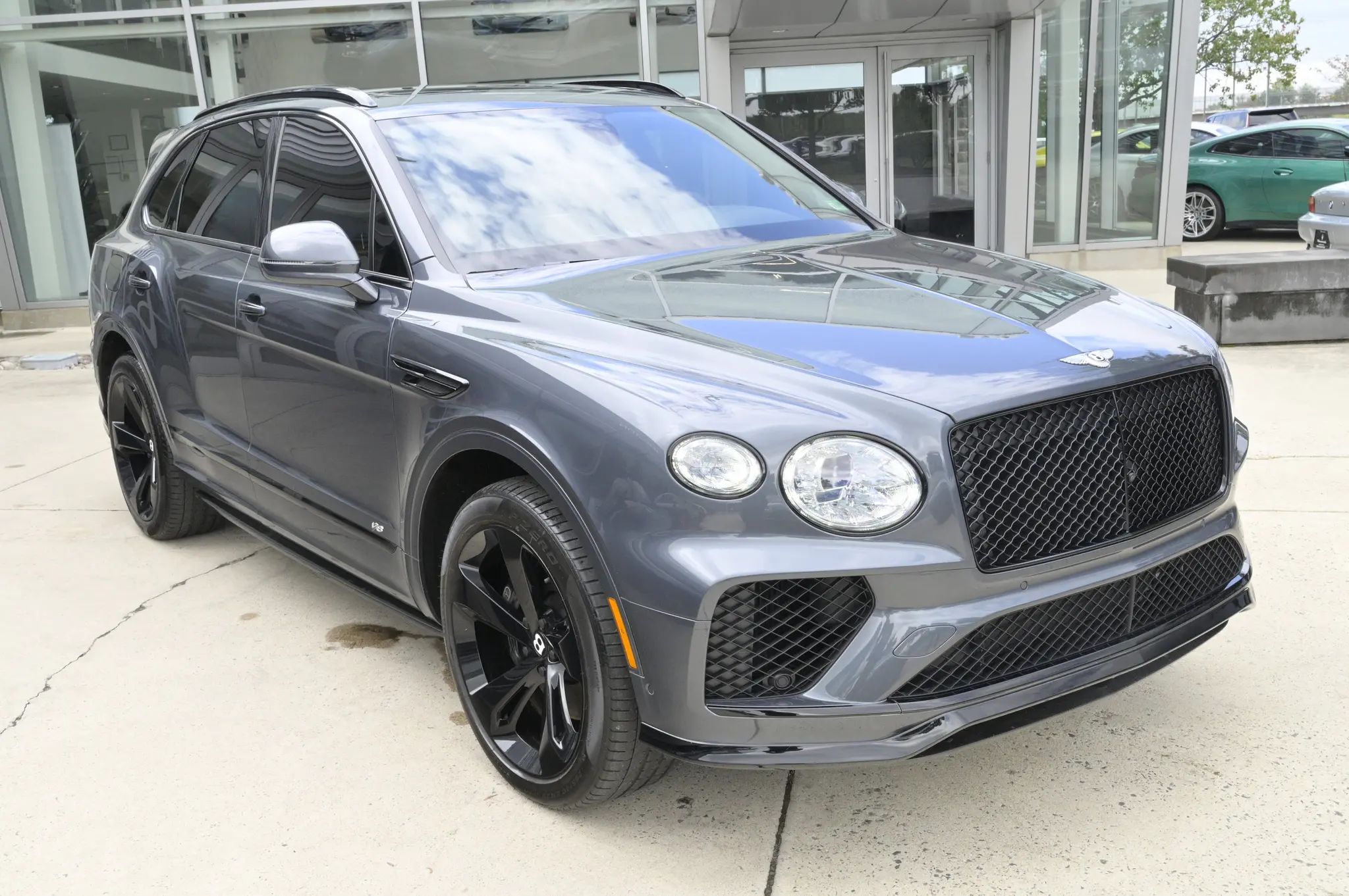 2021 Bentley Bentayga V8 photo 3
