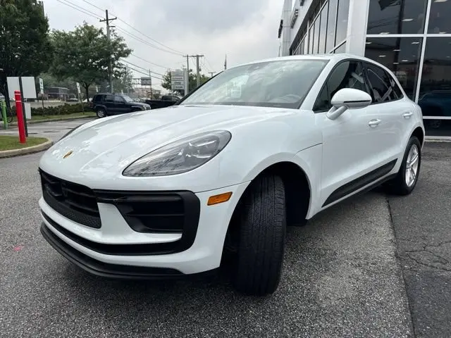 2025 Porsche Macan Base photo 3