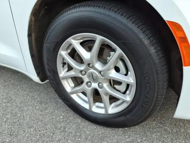 2025 Chrysler Pacifica Select photo 3