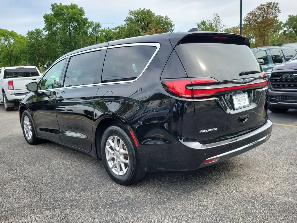 2025 Chrysler Pacifica Select photo 3