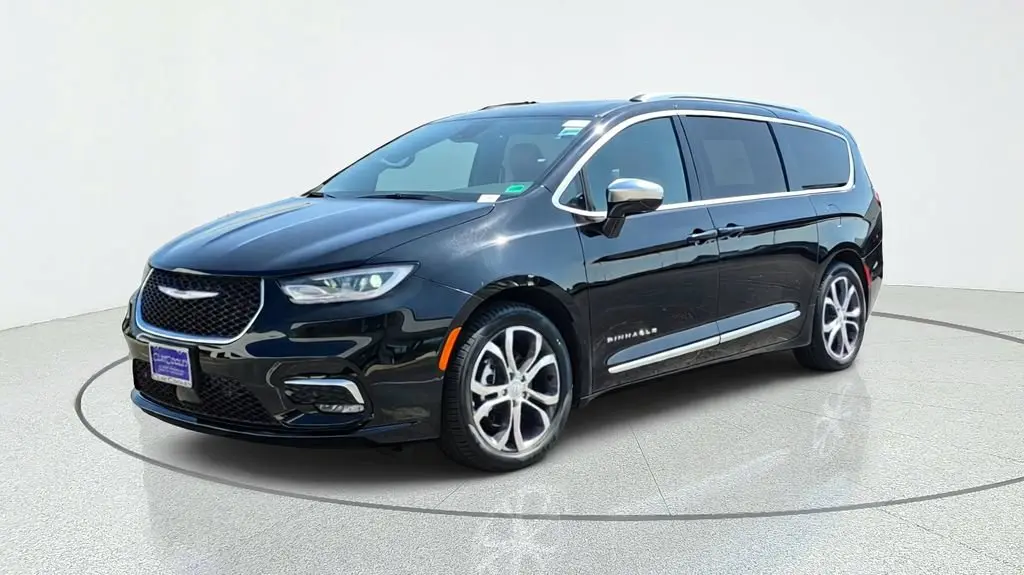 2026 Chrysler Pacifica Pinnacle photo 3