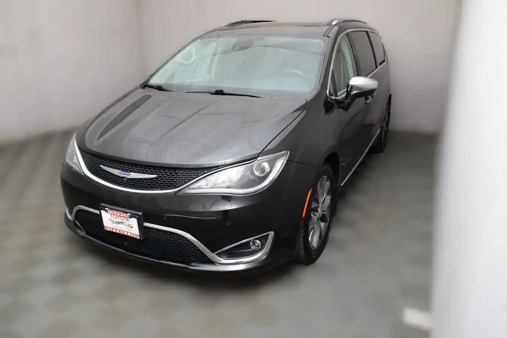 2019 Chrysler Pacifica Limited's photo
