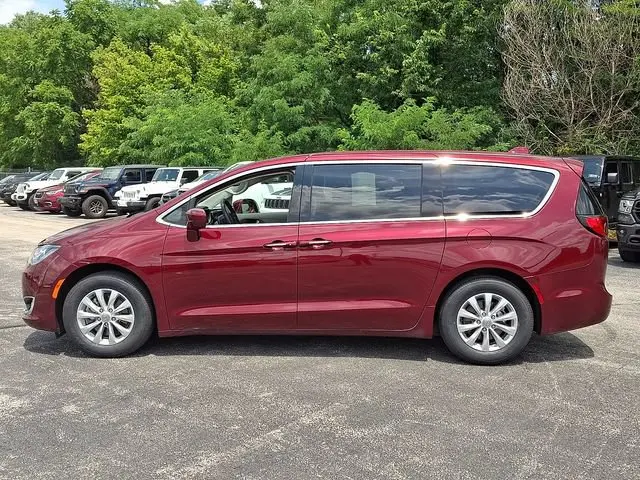 2018 Chrysler Pacifica Touring Plus photo 5