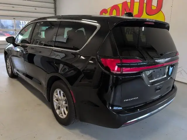 2025 Chrysler Pacifica Select photo 3