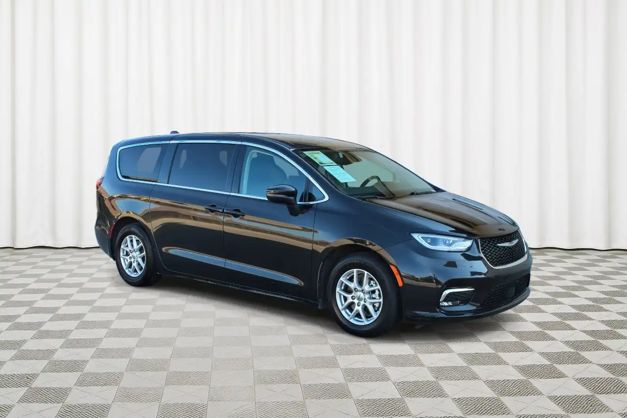 2023 Chrysler Pacifica Touring L's photo