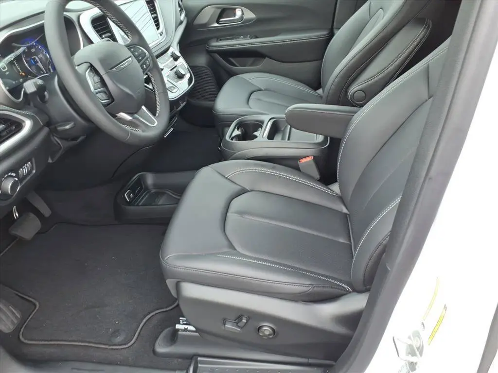 2027 Chrysler Pacifica Select photo 3