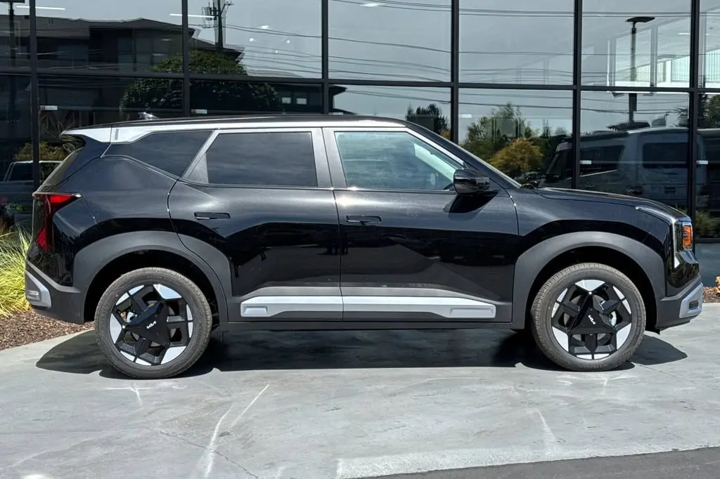 2027 Kia Seltos S AWD photo 3