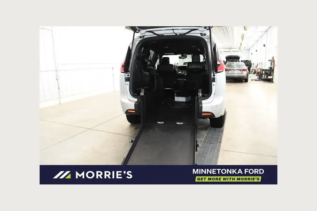 2026 Chrysler Pacifica Select photo 1