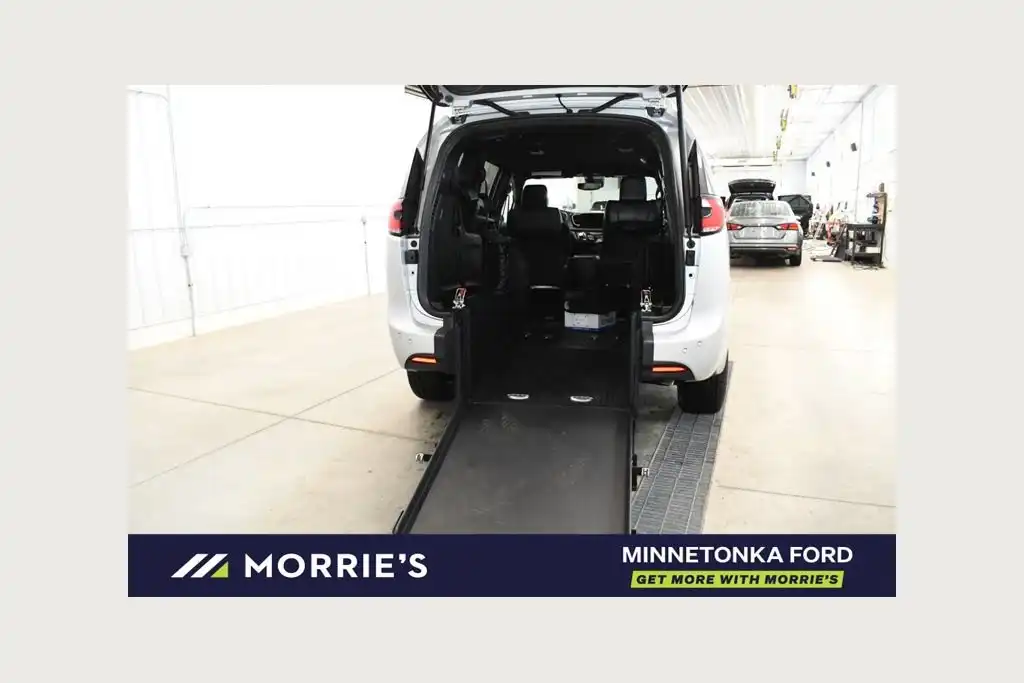 2026 Chrysler Pacifica Select's photo